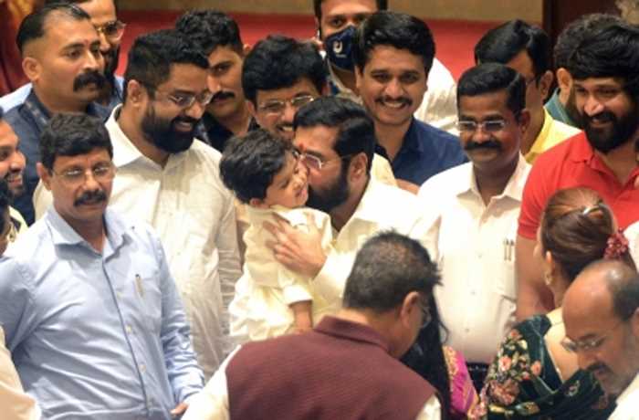 एकनाथ शिंदे : विनम्र ऑटो-रिक्शा चालक से सीएम बनने तक का सफर एकनाथ शिंदे : विनम्र ऑटो-रिक्शा चालक से सीएम बनने तक का सफर